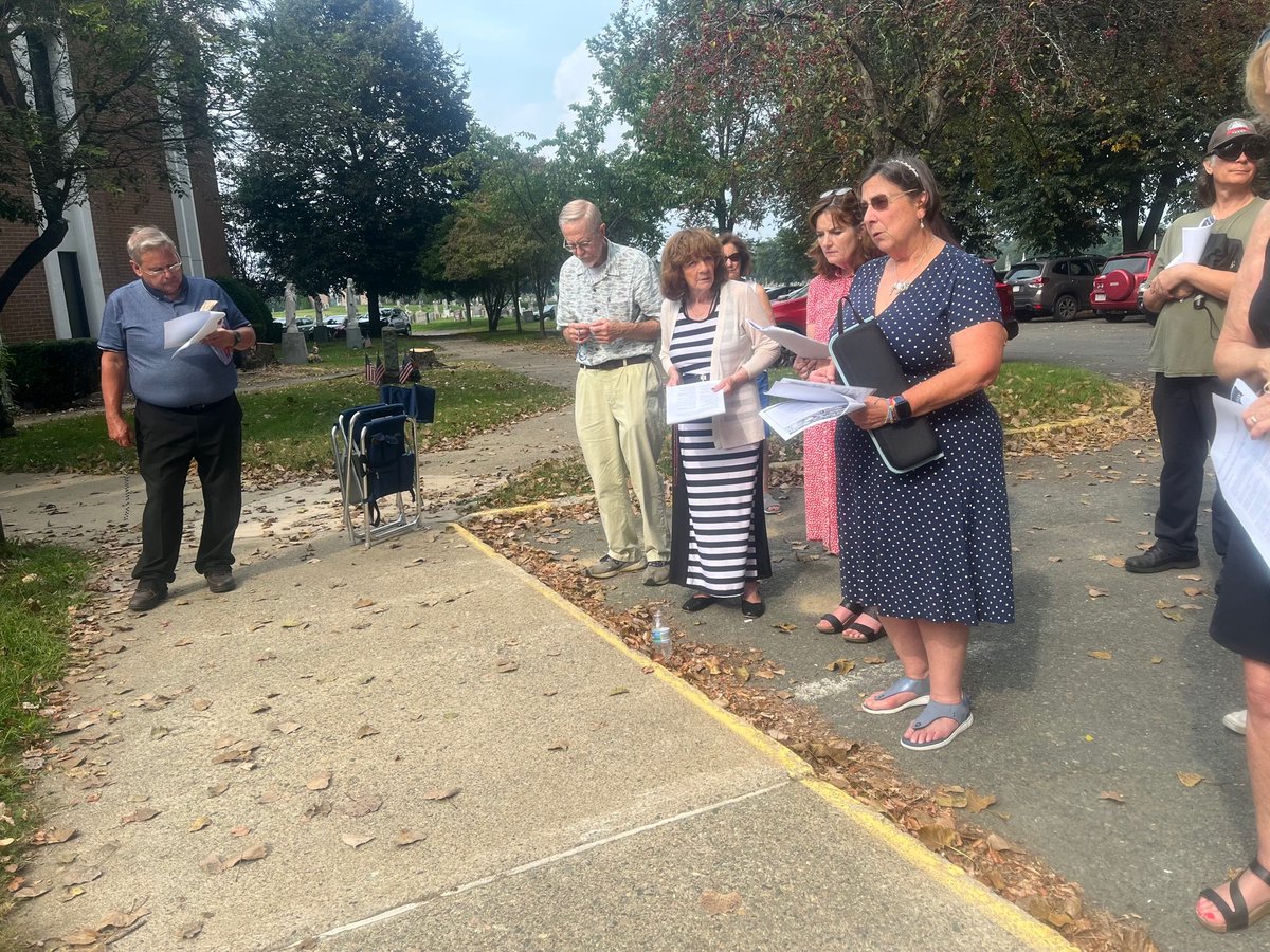 1060AM_WQOM's tweet image. This past weekend, there was a great turnout for the #NationalDayofRemembrance at Holy Cross Cemetary in Malden. #WorkOfMercy #ProLife