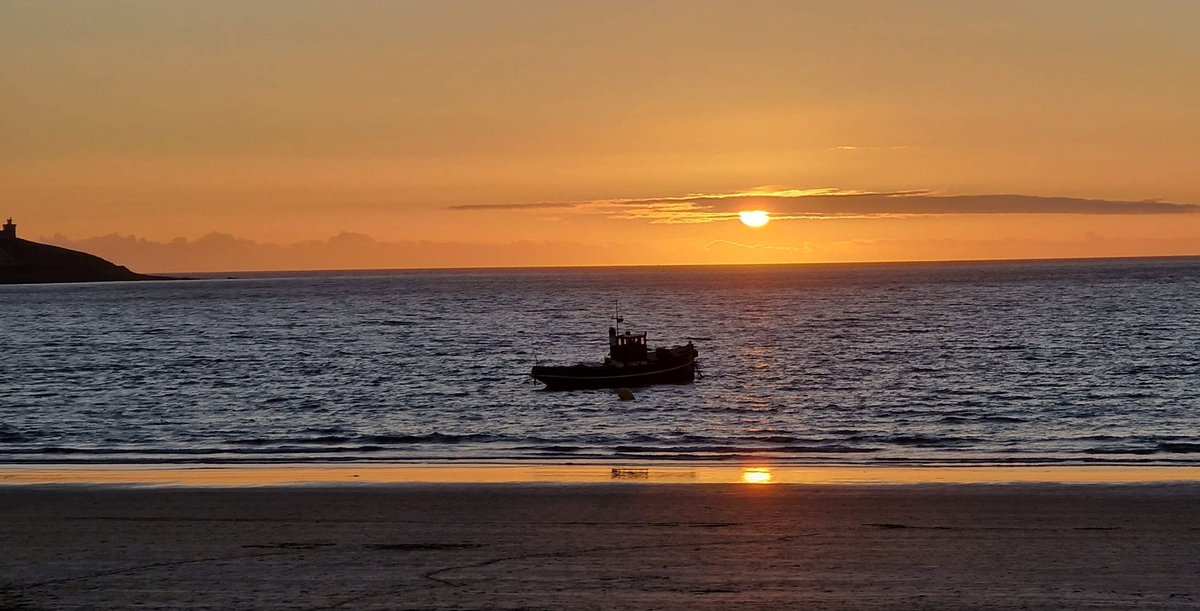 ViajeslocosC's tweet photo. Dawn in Praia América @ConcelloNigran we miss the holidays at the sea, Magic lights, dreaming to be back soon. @turismodebaiona https://t.co/WgkKB0hatG
