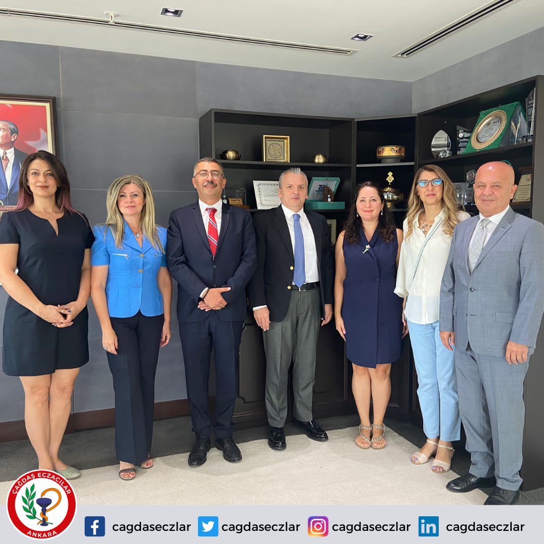 Çağdaş Eczacılar olarak TİTCK Başkanı Sayın Dr. Asım Hocaoğlu'nu makamında 08/09/2023 Cuma Günü ziyaret ederek Türkiye'de sağlık politikalarında eczacının rolü üzerine verimli bir sohbet gerçekleştirdik. TITCK Başkanımıza vizyoner bakış açısı için teşekkürlerimizi sunarız.