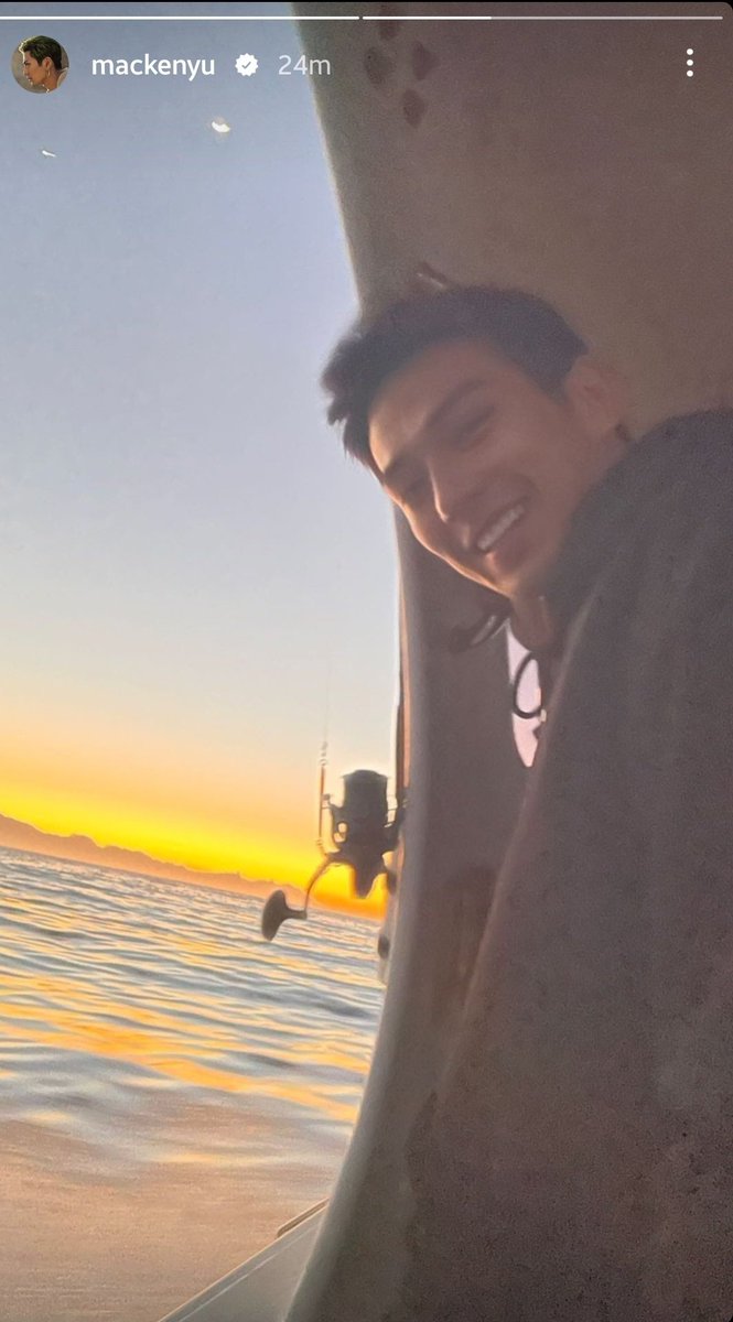 philazora's tweet photo. Two Macken updates in a day AND one is a selfie??! With his face??! He hasn't been this generous for a long while 🤣

Is this in Hawaii 😲 https://t.co/nr4nPxWTb2