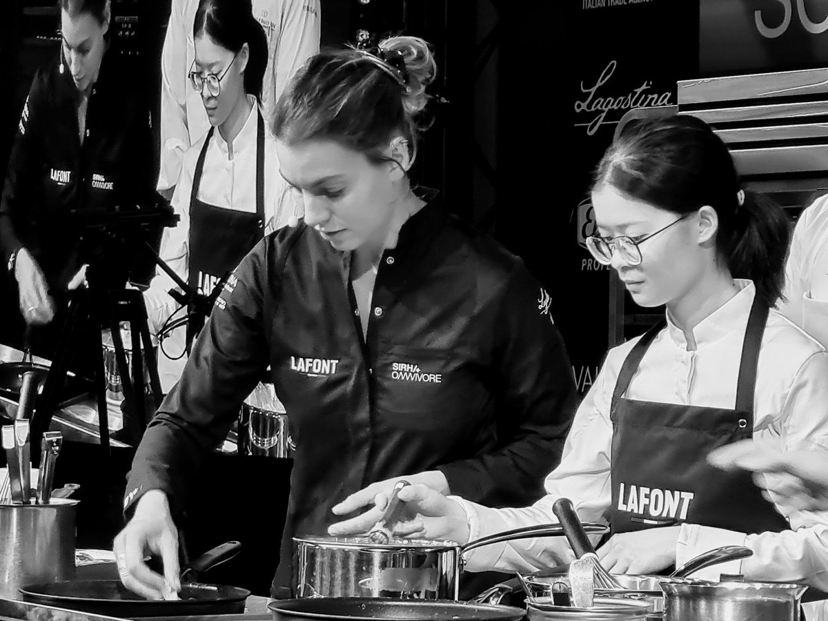 CarolineDervil's tweet photo. Au festival @SirhaFood, malgré 1 forte présence #masculine ce sont les #femmes qui sont ls #cheffes ls + éblouissantes : #patisserie comme #cuisine rien ne leur résiste. 1 talk #vigneronnes est venu ns rappeler que la #restauration attend tjs son #MeToo https://t.co/hKesWBSsyM