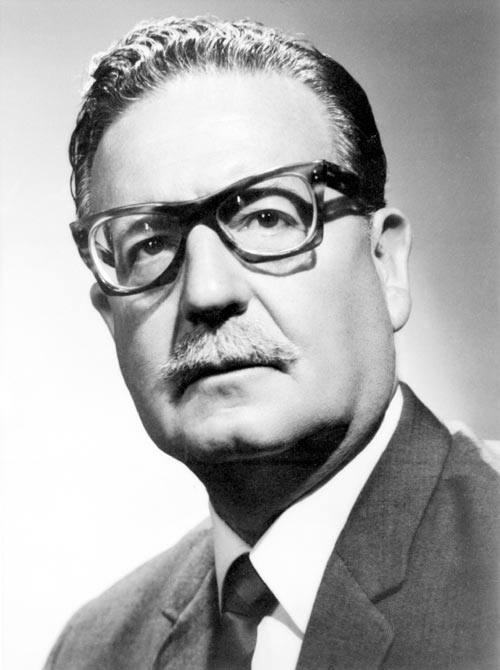TonelHebdo's tweet photo. 11 Septembre 1973
50 ans du coup d'état militaire du général Pinochet contre le président socialiste élu 🚩Salvador Allende Gosens.Financé par l'impérialisme américain,ce coup de force arrêta le projet social Chilien et plongea le pays dans une dictature sanguinaire. https://t.co/qD124ZnYyU
