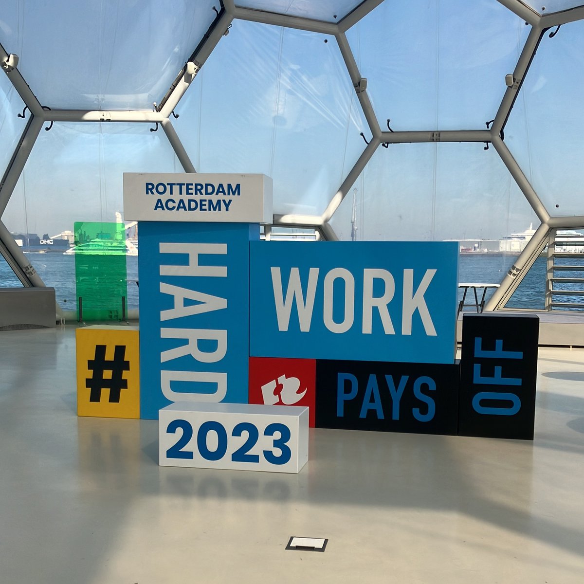 De komende 1,5 week krijgen meer dan 650 #Associatedegree studenten <a href="/RdamAcademy/">Rotterdam Academy</a> <a href="/hsrotterdam/">Hogeschool Rotterdam</a> hun diploma in het drijvendpaviljoen. #HardWorkPaysOff