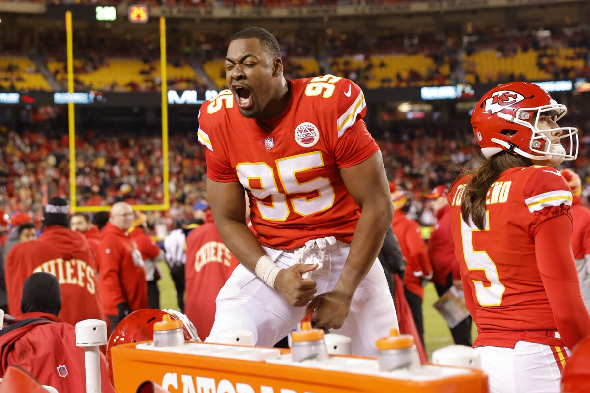 CFStatistics's tweet photo. Chris Jones is back with the Chiefs!!

Here are his career stats with KC!!

7 seasons
107 games

243 tot. tkls
   168 solo
   75 ast.
65 TFL
146 QB Hits
65 sacks

12 FF
3 FR
33 PD
2 INT's
1 TD
1 safety

Welcome back @StoneColdJones!!!!! Let's go get another ring! #ChiefsKingdom https://t.co/X5uetMH80V