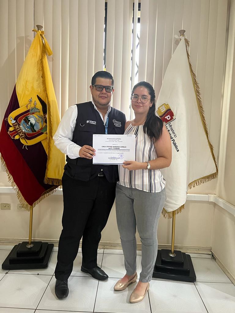 DPManabiSalud's tweet photo. #Chone | Gabriel Mendoza Zambrano, director del Distrito 13D07 de @Salud_Ec, entrega certificados de aprobación a los profesionales de la salud que cumplieron su año de rural en las 16 unidades operativas de salud de los cantones Chone y Flavio Alfaro. https://t.co/SdTmLYd1LA