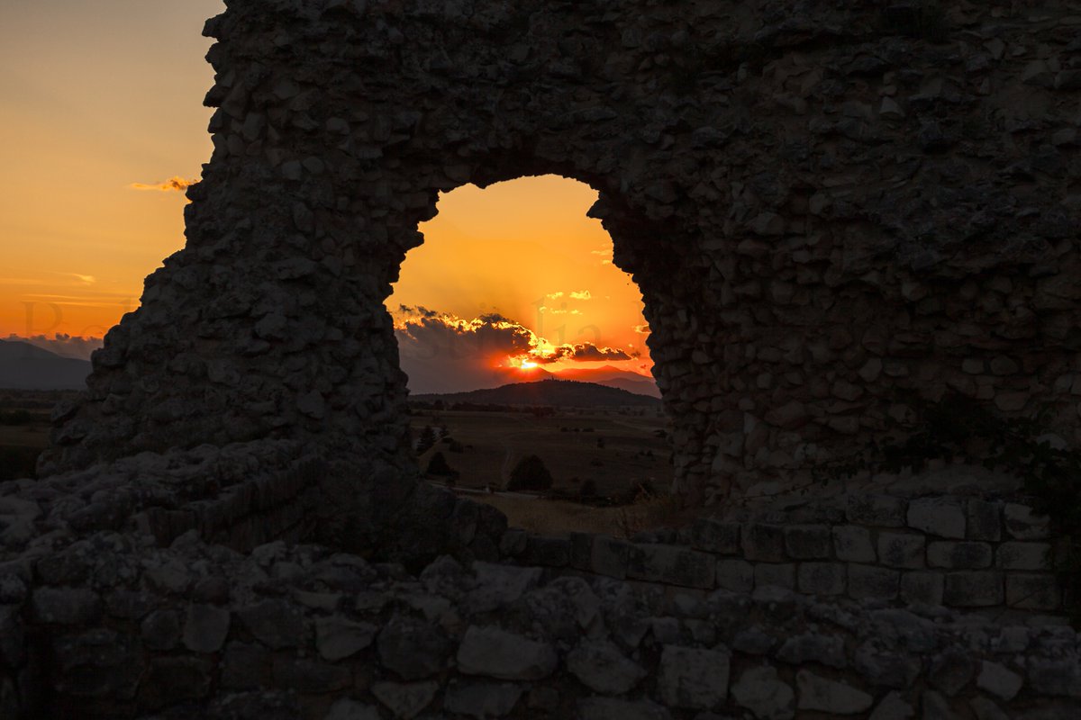 rocaphotography's tweet photo. Tramonto a Peltuinum.
Abruzzo,Italy.
#peltuinum #abruzzo #laquila #Italia #italy #scenery #photooftheday #picoftheday #photography #nature #sunset #sunsets #tramonto #tramonti #longexposition #canonphotography #italianphotography #robertocastigliaphotography https://t.co/5h0QR8zyXZ