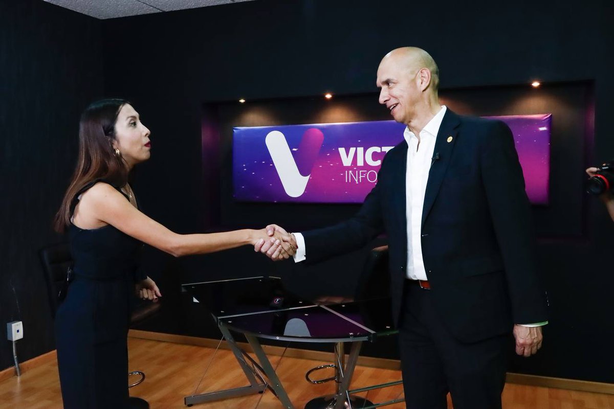elconsejomx's tweet photo. Nuestro Pdte. @guerrerochipres, fue entrevistado por @period_victoria en su espacio #VictoriaInforma, en la cual se destacó la importancia del convenio de colaboración con el @gobdgo y la atención que #ElConsejo ha brindado a mil 572 personas de Durango. Gracias por el espacio https://t.co/OgvYxqGXQ0
