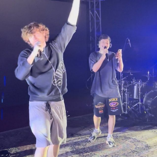 dnfercomfort's tweet photo. three more days till we quite literally see dream put george in the spotlight, are we ready?? https://t.co/KM0XyakJ6f