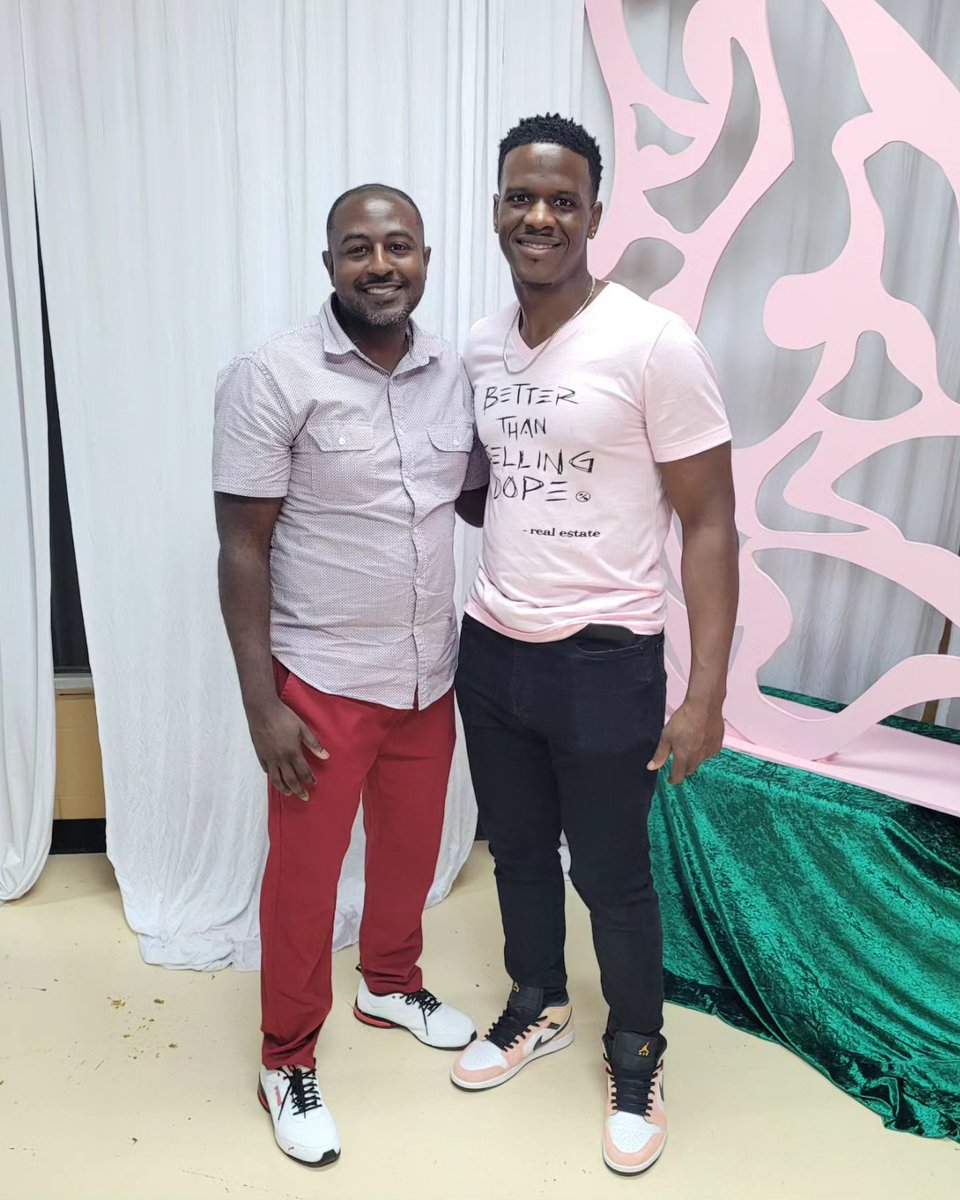 Mattmiles_ACE06's tweet image. Hung out with my LB, Bwheat, and his little brother, my first workout trainer, this weekend. My bro has a young queen on the way.

Congratulations, Jamol. #Spring08 🤙🏾 to #OmegaDay