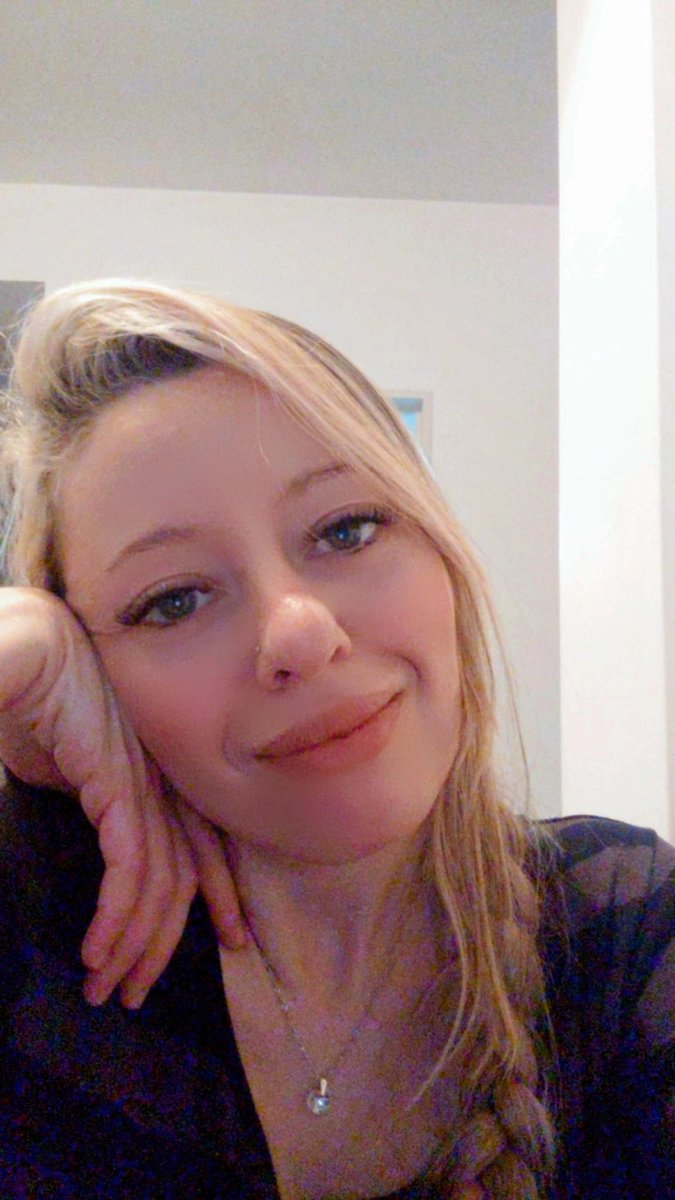 Buenas tardes amigos ❤️❤️❤️ Feliz día para todos los maestros que todos los dias enseñan con tanto amor 🌼♥️🙏. Pasaba a saludarlos, espero que tengan una hermosa tarde 😘😘