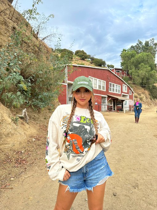 1 or 2? https://t.co/kgjsrVv9gG