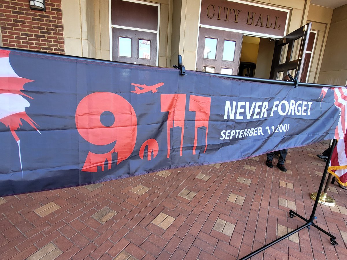 DrJamesT's tweet photo. A very sobering day in our history was remembered today for all the lives that were lost and those left behind. We stand with you now and forever
Thank you, Chief Russell, and the distinguished NJROTC Cadets of SHS.
#weareStockbridge https://t.co/yaul3Dhzn5