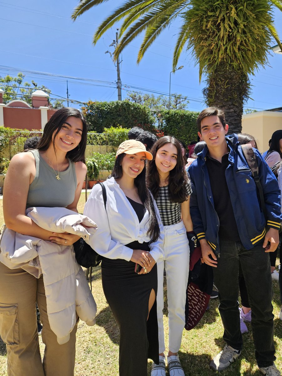 CADEUSFQ's tweet photo. Nuestros #Dragones 🐲 conocieron a los coordinadores de las carreras del @USFQSoB, a sus profesores y a sus compañeros.
¡Les deseamos 𝗺𝘂𝗰𝗵𝗼 𝗲́𝘅𝗶𝘁𝗼 🏅 𝘆 𝗲𝘀𝗽𝗲𝗿𝗮𝗺𝗼𝘀 𝗾𝘂𝗲 𝗮𝗹𝗰𝗮𝗻𝗰𝗲𝗻 𝘁𝗼𝗱𝗮𝘀 𝘀𝘂𝘀 𝗺𝗲𝘁𝗮𝘀 en la #USFQ 🎓✌️!

#BusinessIsGood https://t.co/I1Jbm706w1