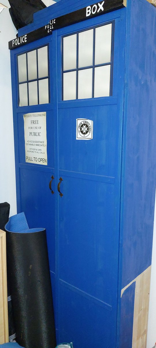 akkarschnick's tweet photo. @TheLizaGrimm Ich hab leider nur eine im Arbeitszimmer. Soll ich sie fix in dein Wohnzimmer fliegen? https://t.co/bIsT3Eop9z