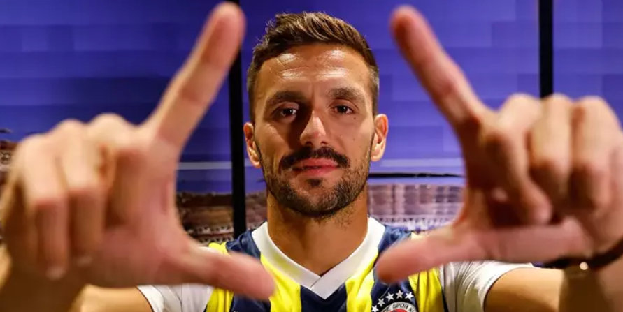 Kulüp Koridorlarında Tadic'in sesi yankılanmış:

''Sabredin Alayınızı Kucağa Alacağım'' demiş

Tadic Ediz Dzeko Fenerbahçe Nevzat