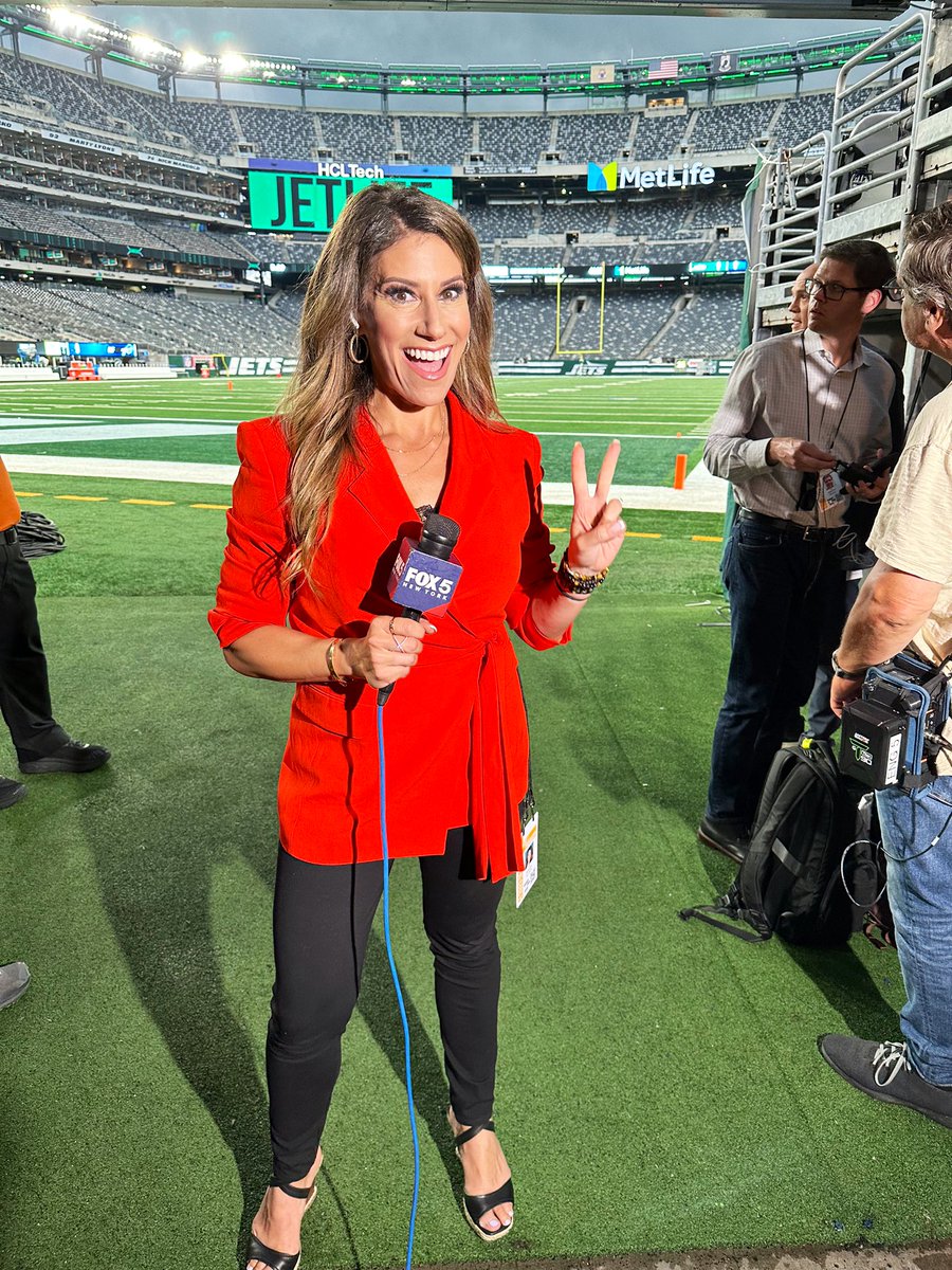 TinaCervasio's tweet photo. Scenes from the tunnel at @MetLifeStadium as we are in a lightning warning / evacuated from field ahead of #BUFvsNYJ on #MNF as the “Aaron Rodgers Era” will #TakeFlight tonight! 
(We hope ⛈️🌩️⚡️)
📸 @pcinnante https://t.co/sCxGxv746d