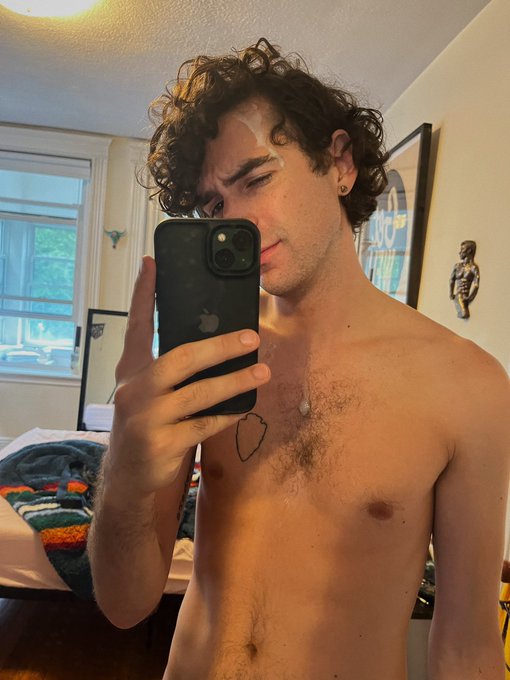 Do I have something on my face&hellip;  https://t.co/mNTvLrSB3O https://t.co/bXwTJ7YPo8