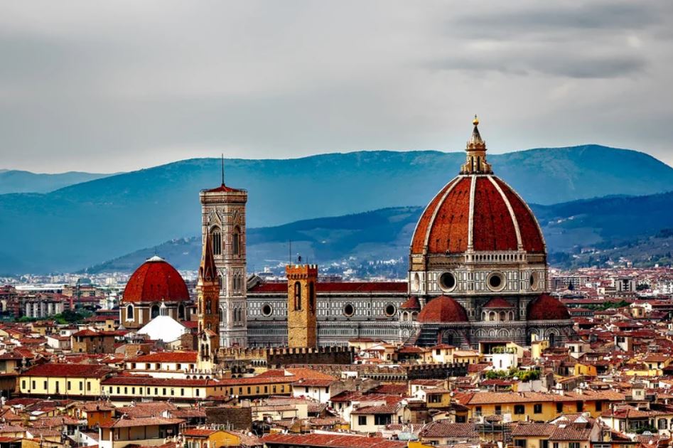 learnitalianpod's tweet photo. Which Italian city has more namesakes in the United States, Florence, Venice, or Genoa? 🇮🇹 🇺🇸 #italiancities #americancities #namesakes https://t.co/DoxabsfNAs