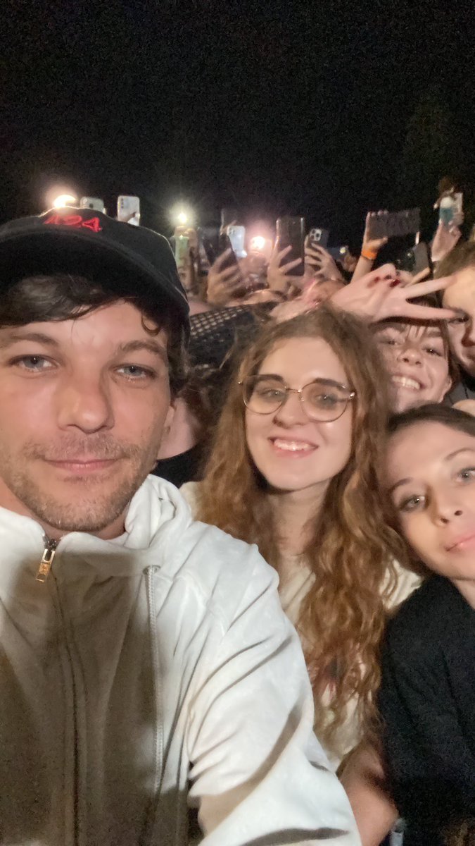 katie ◟̽◞̽ met louis tweet media