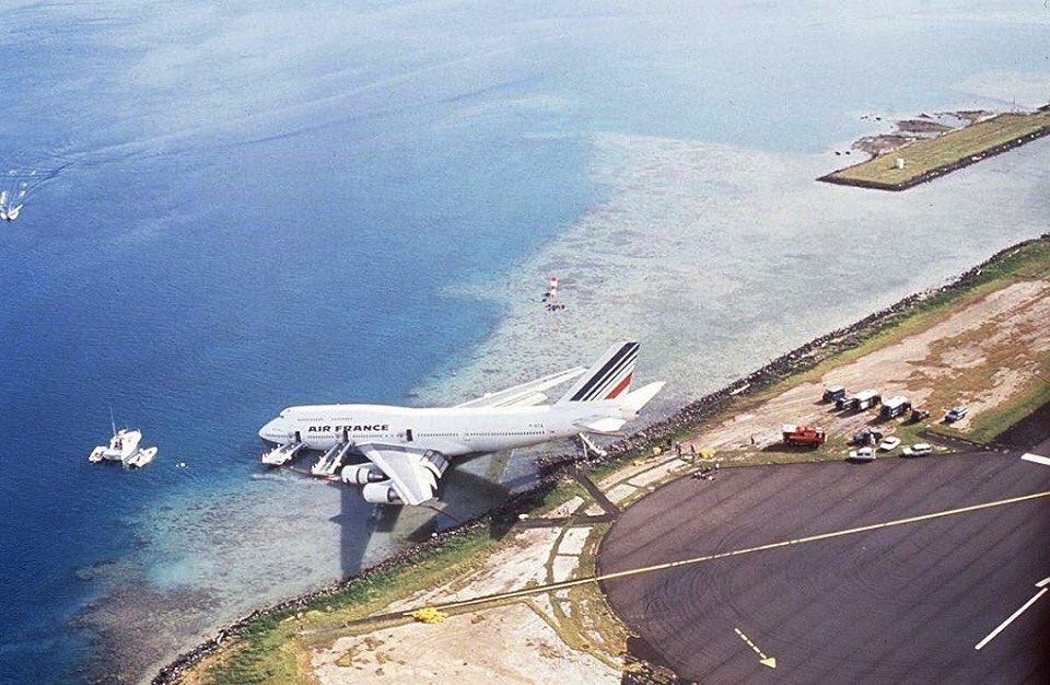 Yogui_Bear's tweet photo. #TalDíaComoHoy hace 30 años (12/9/1993), el Jumbo de AF que hacía la línea París-Los Ángeles-Papeete se salió al final de pista. El sistema de vuelo tras una toma no estabilizada aumentó la potencia del motor 1 lo que acabó con el Jumbo en el agua sin víctimas
#AF072 #B747 #Jumbo https://t.co/u1rG39fTZ2