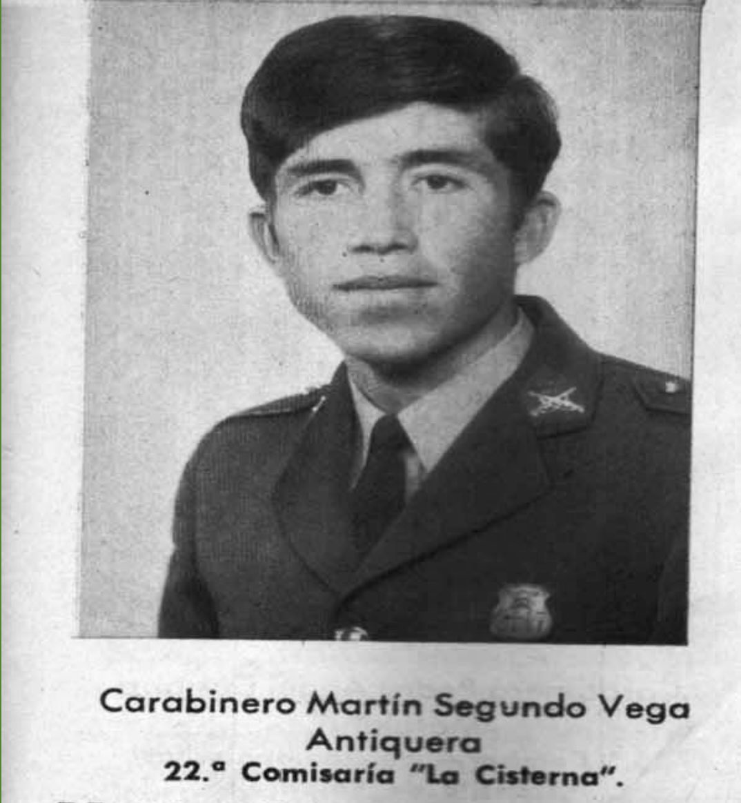 El cabo Martín Vega Antiquera muerto el 11 de septiembre de 1973.
Este carabinero en circunstancias que el piquete que formaba parte, sorprendió a un grupo de hombres repartiendo armas largas en la población La Legua, él con su jefe de piquete se adelantaron y recibieron fuego