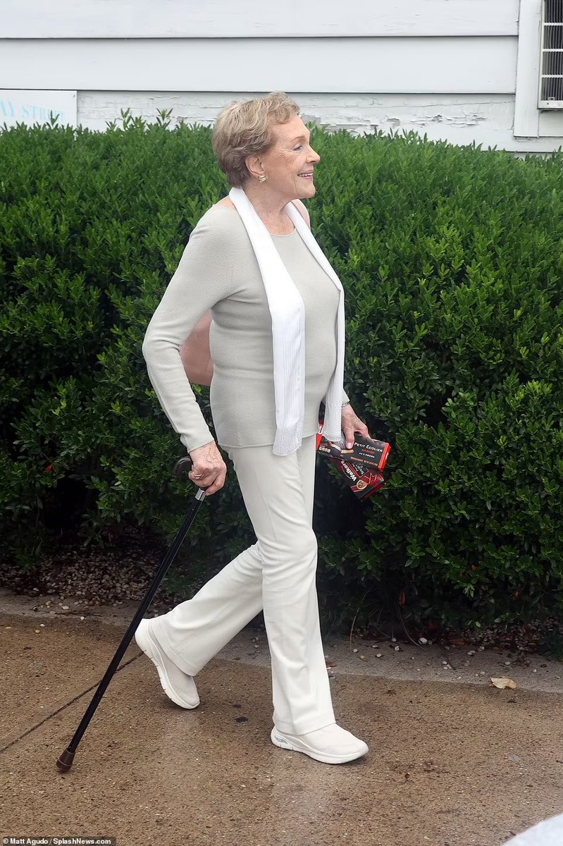 NEW: Daily Mail just released photos of Julie out and about in Sag Harbor yesterday! She looks as lovely as ever ❤️