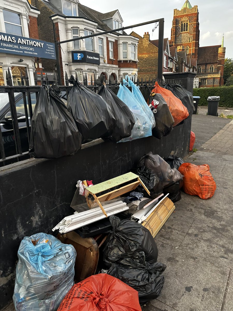 📢 Bravo, @EnfieldCouncil @SadiqKhan!
Your astounding lack of concern for residents' council tax contributions has truly worked wonders in Palmers Green. The garbage overflow is an artistic masterpiece - a monument to your negligence. Keep up the good work! 🗑️🙄 #PalmersGreen