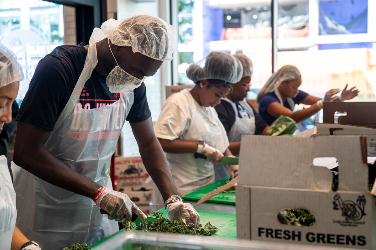 United We Serve. 🤝 On this National Day of Service and Remembrance, D.C. United and @HowardU partnered up to help meal prep at @dcck for local families in the DMV.