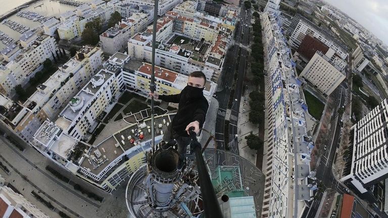 #French adventure #photographer dies in #HongKongSkyscraper fall zorz.it/43Tn9YP | #AlexBaker #DangerousSelfies #death #RemiLucidi #FrenchPhotographer #ExtremePhotography #BreathtakingShots