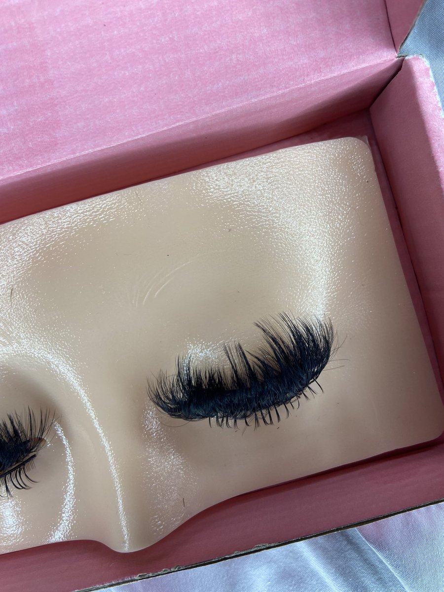 _TheFinerrr1's tweet photo. Your strips ?? IS FYE 😍🔥🔥🔥
#lashlove #Minklashstrips #lashlashlash #Striplashes https://t.co/9iR9enTMNf