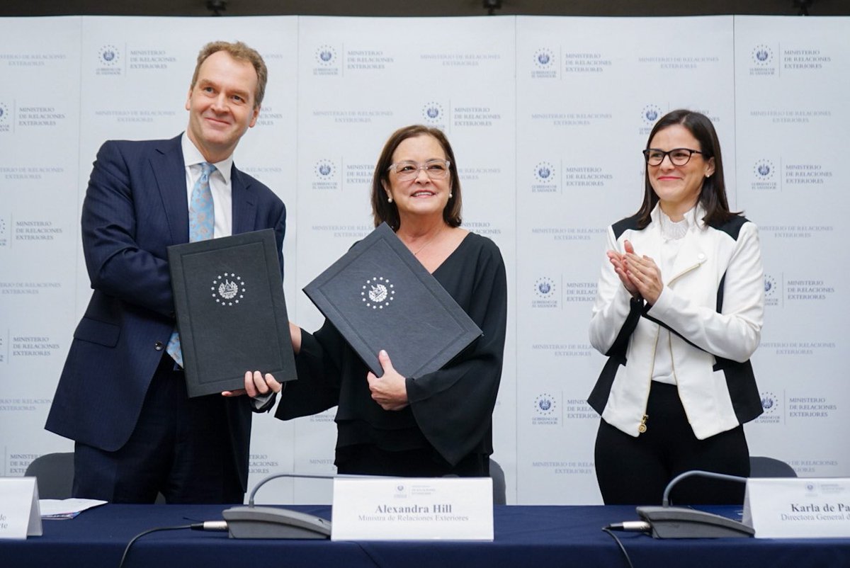 Desde este día, El Salvador es incluido en el nuevo Fondo de Paisajes Biodiversos del Gobierno Británico 🇸🇻🇬🇧.

Se realizó la firma de un Memorándum de Entendimiento que tiene como objetivo contribuir a la conservación del medio ambiente y el desarrollo sostenible.