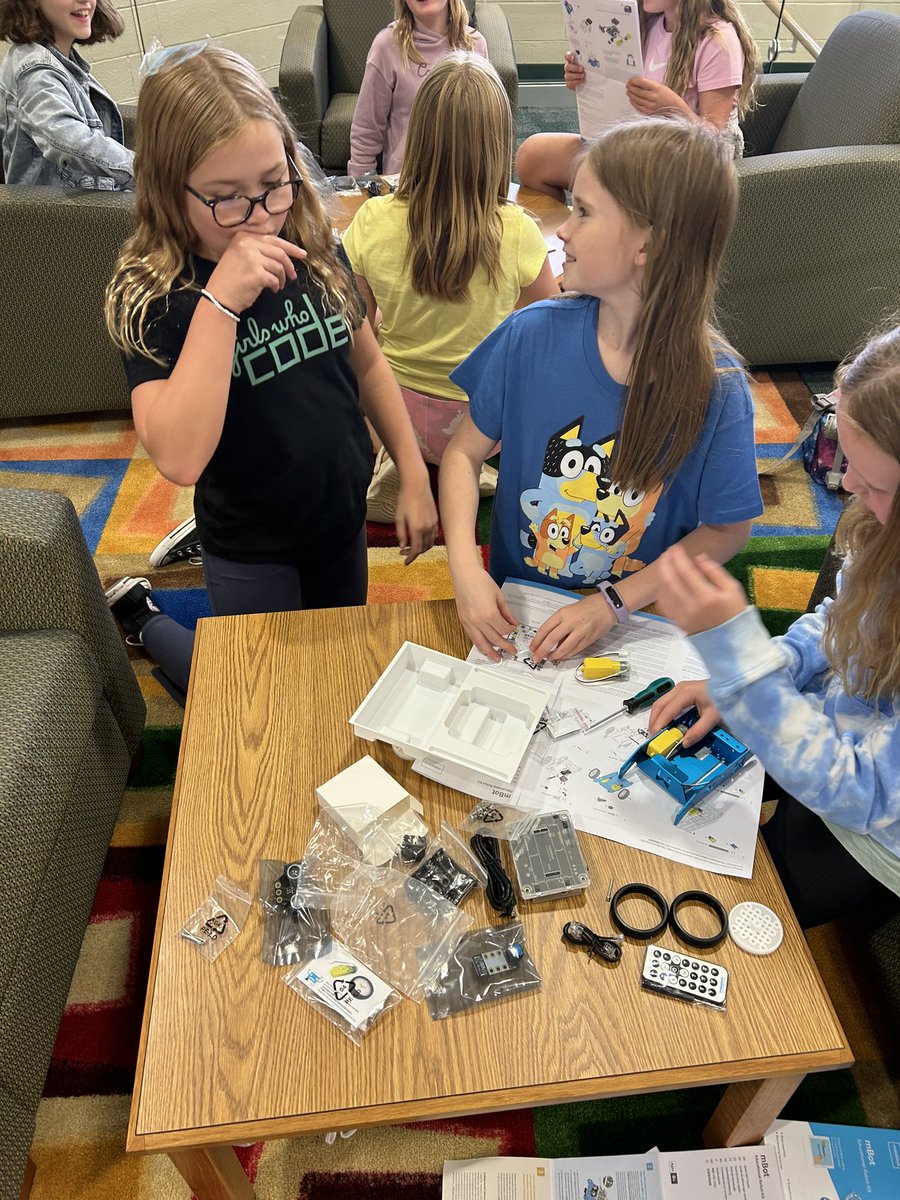 ErikaJoMatthews's tweet photo. @PES_Arabians meeting one @GirlsWhoCode building robots to code https://t.co/SHakcXQ8Aw