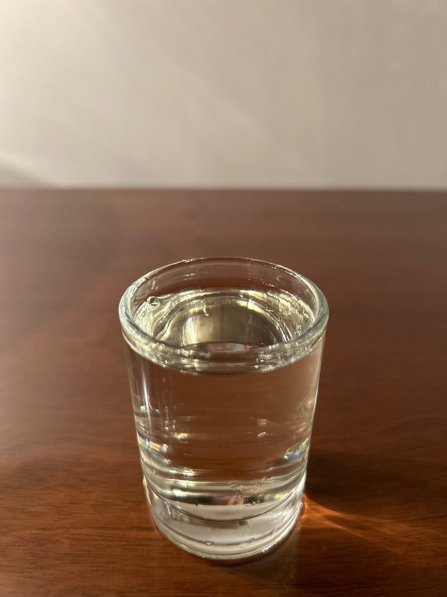roy_guo64's tweet photo. 郭美：妈妈今天早上不到六点起，刚刚才回到家。十几个小时的deposition. 进家了抱抱两只狗狗，就照旧喝她每天一杯的白酒。妈妈就是我心中最坚强的女人，永远的榜样！每当她喝完白酒我都喊她东北大汉。请战友们和我一起为我们漂亮的东北大汉七嫂鼓掌吧👏👏👏👏👏👏👏 https://t.co/QtNGSUBap2