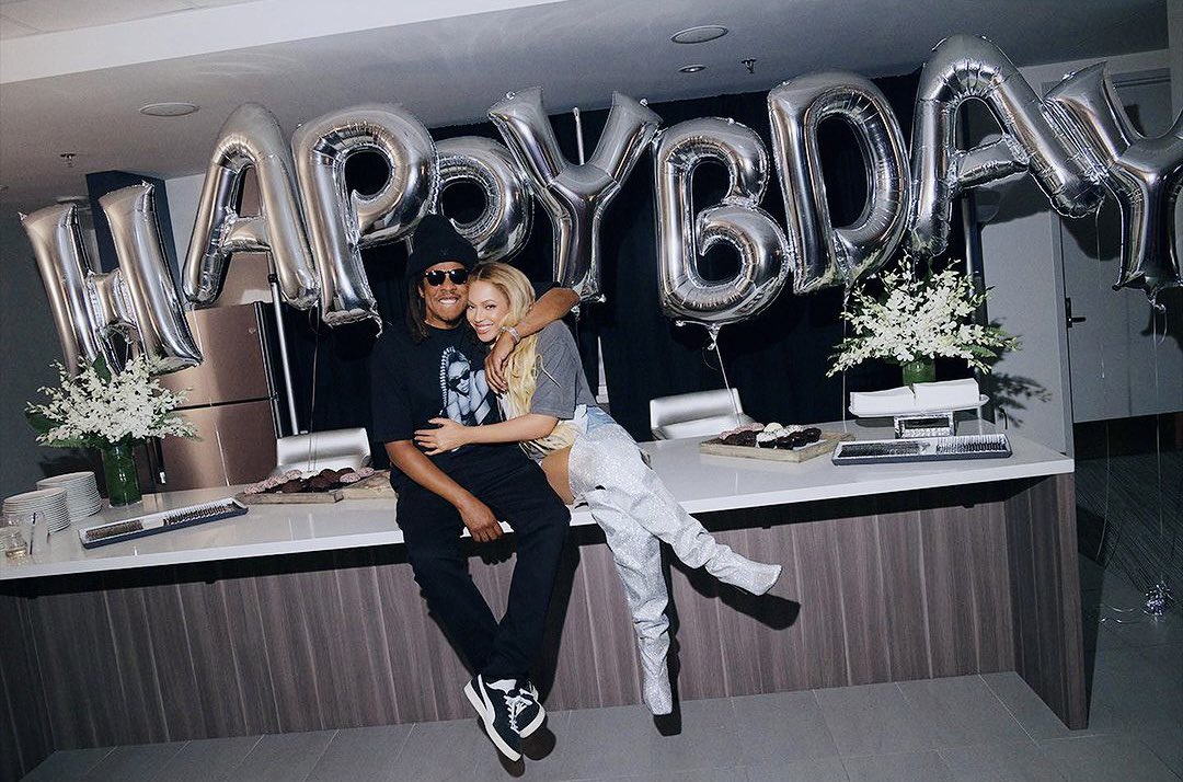 BeyLegion's tweet photo. Beyoncé celebrating her birthday bash in LA with JAY-Z. 🎉 https://t.co/FYzCYaewuH
