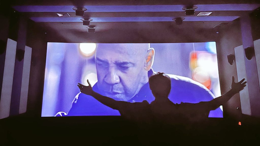 AVinthehousee's tweet image. Like Hero Like Fan 😍🧊💫

Anchor &amp;amp; Actress @DhivyaDharshini Recreated OUR #ThalapathyVijay Fan Boy Moment Pose In #Equalizer3 Movie Theatre Hall 👌❤️ 

@vp_offl @actorvijay @archanakalpathi