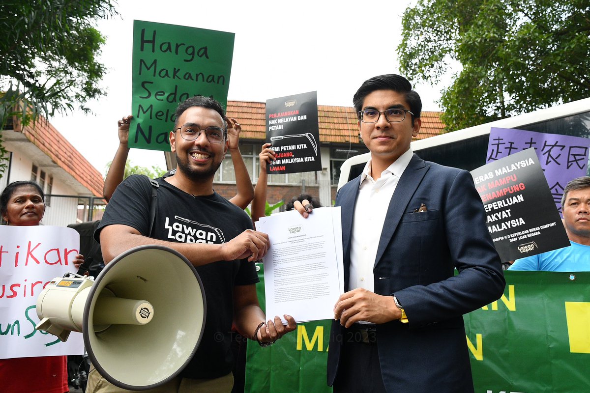SyedSaddiq's tweet photo. I received a memorandum from @lawanlapar_my this morning outside Parliament.

An activist group is fighting for food security and the welfare of farmers and fishermen.

Food security issues are fundamental needs for us.

The rights of our farmers and fishermen must be protected to ensure food security for all Malaysians.

Insya-Allah saya akan bawa masalah keterjaminan makanan ini di Parlimen dan menggesa Kerajaan untuk menyelesaikan isu ini.