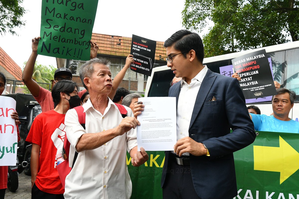 SyedSaddiq's tweet photo. I received a memorandum from @lawanlapar_my this morning outside Parliament.

An activist group is fighting for food security and the welfare of farmers and fishermen.

Food security issues are fundamental needs for us.

The rights of our farmers and fishermen must be protected to ensure food security for all Malaysians.

Insya-Allah saya akan bawa masalah keterjaminan makanan ini di Parlimen dan menggesa Kerajaan untuk menyelesaikan isu ini.