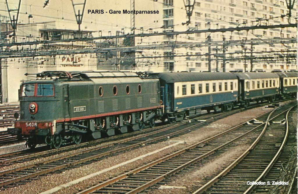 Une photo d'archives des 60's: une #2D25400 amène un convoi de #Pullman de la #CIWL en #gareMontparnasse à #Paris (mais l'ancienne totalement disparue). Le Sud-Express ? L'Ouest puis l'Etat avaient privilégié la traction électrique.
Source : cparama.com