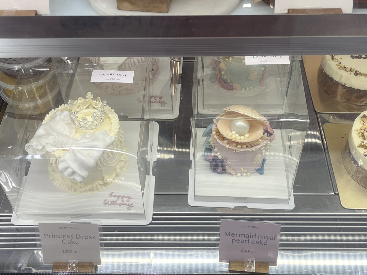 nsnromeo's tweet photo. เค้กวันเกิดของร้าน unbirthday ดีมากกก อยากชม นี่ซื้อไปแฮปเพื่อนมา เนื้อเค้กมีเค้กแครอท - เรดเวลเวด - ช็อกโกแลต เราเลือกเป็นตัวดีไซน์ mermaid 🧜🏻‍♀️✨ เนื้อเค้กช็อกโกแลต อร่อยมากกกก อร่อยแบบจ้วงกัน 3 คนเกือบเกลี้ยง 🍫 ออกแบบสวย ควรค่าแก่การซื้อไปฉลอ��สุดด เราซื้อที่พารากอนน้า https://t.co/ggcxkCmJPE