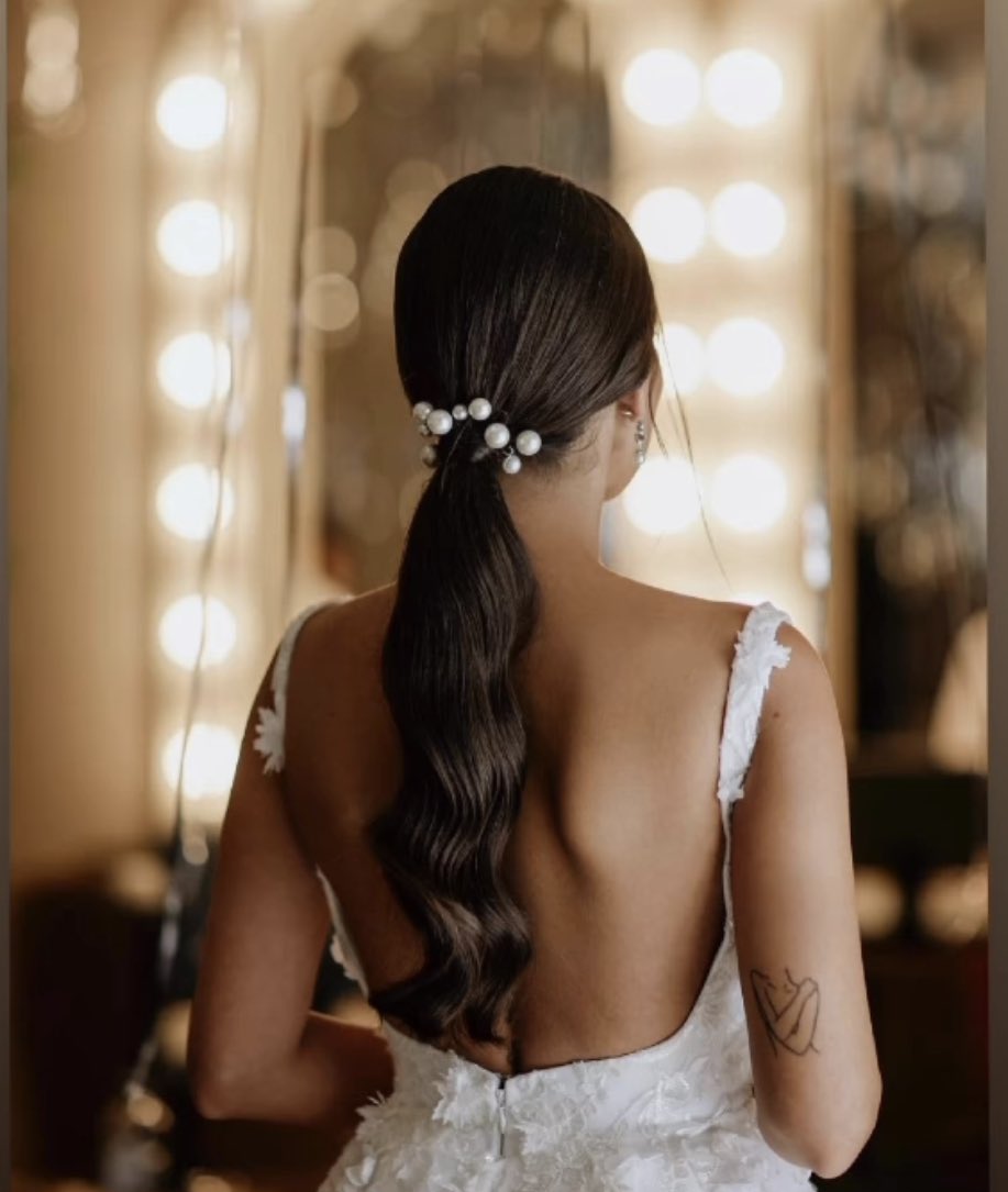 Kırılmıştım; Sorsan Anlatacaktım...Üzülmüştüm;
Sarılsan Ağlayacaktım…..Yorulmustum; Kollarını Açsan Sarılacaktım...parçalanmıştım; Toplasan Toplanacaktım…..Görmedin, Duymadın, Hissetmedin….ADAM