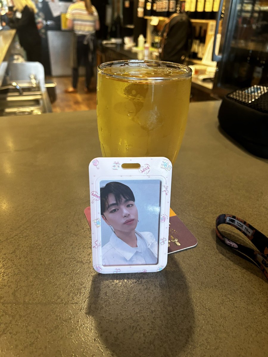 adorejunhoee's tweet photo. drinking with junhoe https://t.co/uQNzyiHYNI