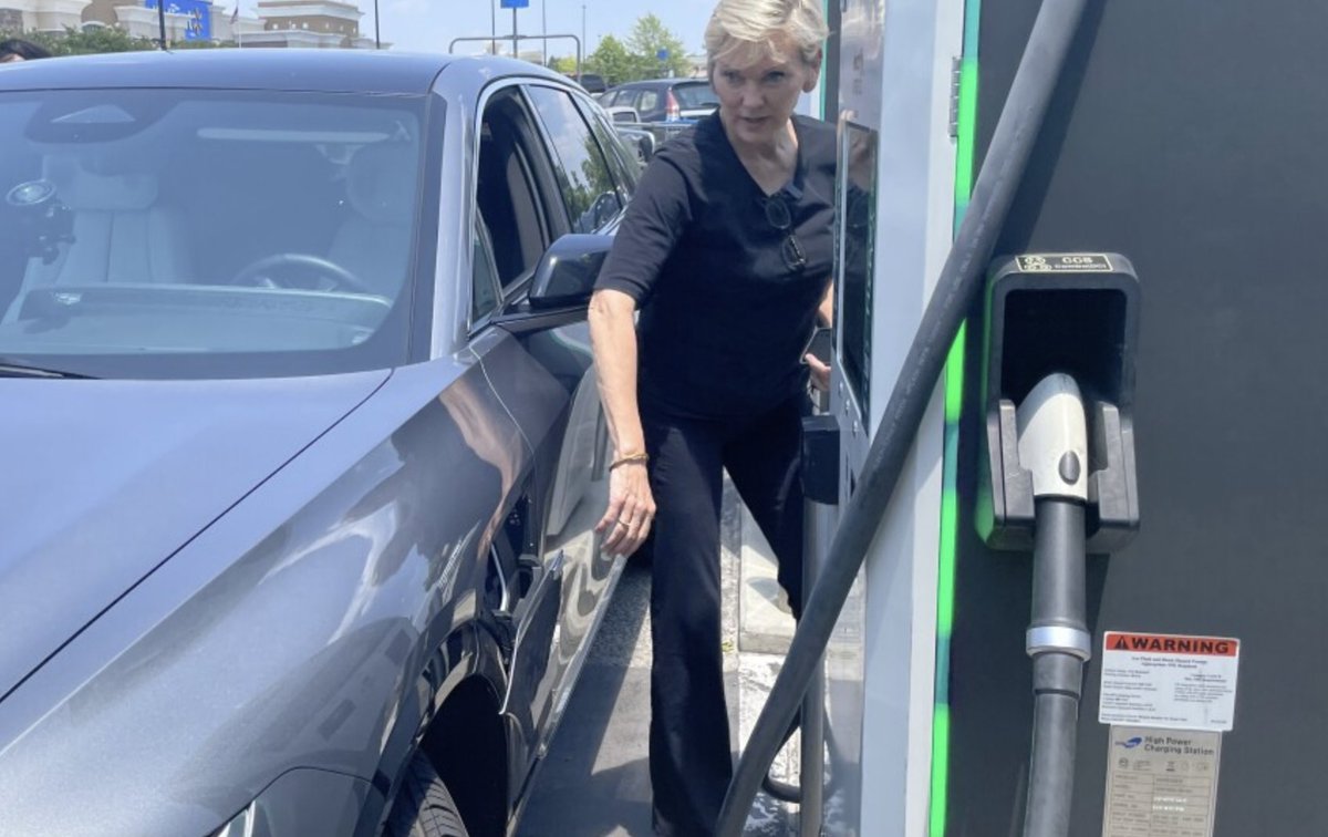Savsays's tweet image. Our Secretary of Energy tried to take a four-day road trip in electric vehicles in an attempt to get more Americans to use EVs.

A family with a baby in the car ended up calling the cops on her after one of her staffers used a gas car to block the only available charging station…