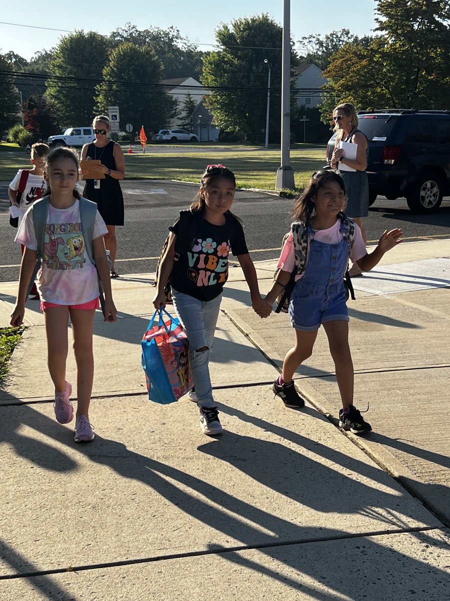 HowellTwpRamtwn's tweet photo. Thank you, PTO, for the awesome archway to welcome back our students and staff last week- your thoughtfulness makes all the difference #HTPSCommunityInteraction #BeTheLight #HTPSWellness https://t.co/tdO6lE3VQ9