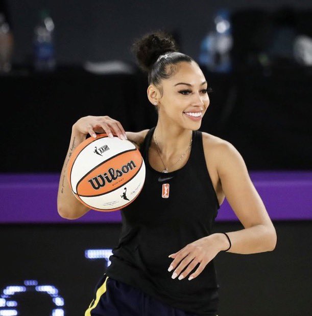 Hoopss's tweet photo. Kevin Porter Jr didn’t deserve her 💔 https://t.co/fp52UbzCZx
