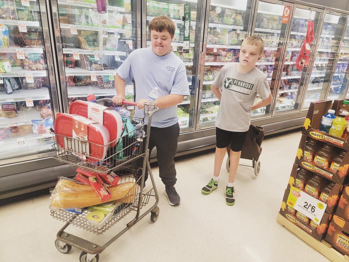 phslss's tweet image. Grocery shopping for Friday’s lunch!