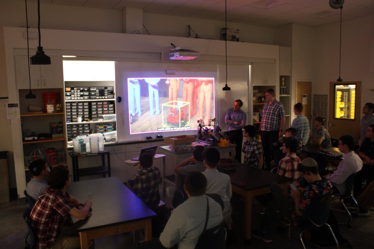 Lionotics Kicking off the season with a bang! Briefing the team and starting a brainstorm!