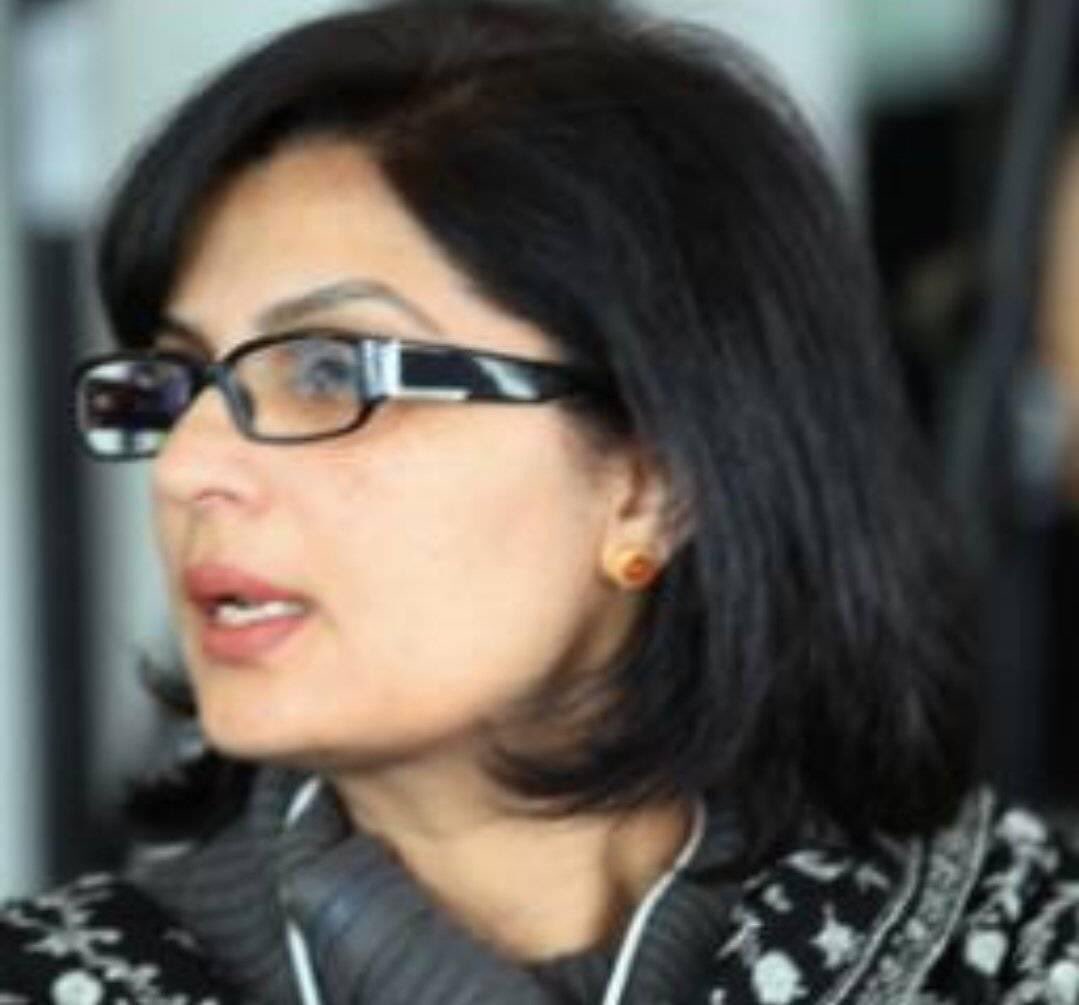 ARYSabirShakir's tweet photo. ڈاکٹر ثانیہ نشتر انتہائی دیانتدار حلیم طبع نفیس خاتون اور سوشل ویلفیئر کیلیے زندگی وقف کی ہوئی ہے عمران خان کے دور میں ہیلتھ انشورنس سہولت کارڈ لنگر خانے غریب مزدور کیلئے آسائشیں فراہم کرنے میں مگن رہیں لیکن ظالم انہیں بھی نہیں بخش رہے اور نیب میں پیشیاں بھگت رہی ہیں ۔۔۔کہیں تو رک جائیں ہارے ہوئے بونوں
