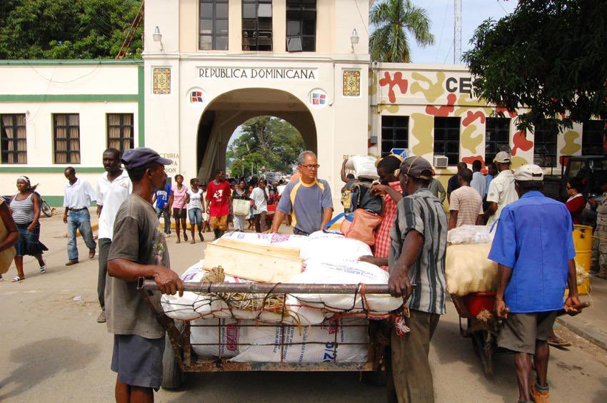Clarenscharles_'s tweet photo. #Opinyon : Selon yon etid Bank santral repiblik dominikèn te fè nan ane 2017,430 milyon dola ki ap bwase nan komès infòmel sendomeng gen 330 milyon ladan li ki sòti Ayiti,rapò a di Ayiti se 3eme pi gwo patenè komèsyal sendomeng genyen,Ayiti se preske poumon ekonomi dominikèn nan,nenpòt desizyon Repiblik dominikèn pran sou kesyon komès lap gen gwo repèkisyon sou ekonomi yo a,
se vre nap soufri paske nivo pwodiksyon nou an Ayiti pa bon dutou,men nou ka pwofite tou redefini relasyon komèsyal nou gen ak yo a . @clarenscharles_