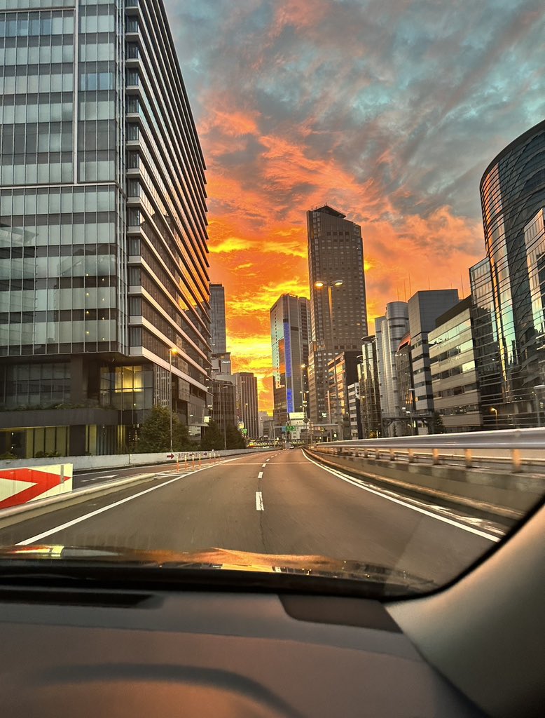 I was planning to run today, but I was suddenly invited to play golf ⛳️ Before sunrise, the sky in Roppongi is bright red‼️Today will be a good day🙆 But,I'm not good at playing golf yet💦So I ran a lot in here🏃‍♂️💨😰😰😰