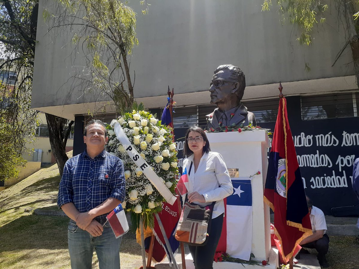 PSEcuatoriano's tweet photo. #Homenaje 🚩Hoy en la Universidad Central del Ecuador 🇪🇨 en el homenaje organizado por el Partido Socialista Chileno, el Partido Socialista Ecuatoriano rindió un homenaje a Salvador Allende y todas las víctimas de la dictadura #Chile 🇨🇱.
#AllendeVive
#50AñosDelGolpe
#PSENacional https://t.co/N0dqXcrEvv